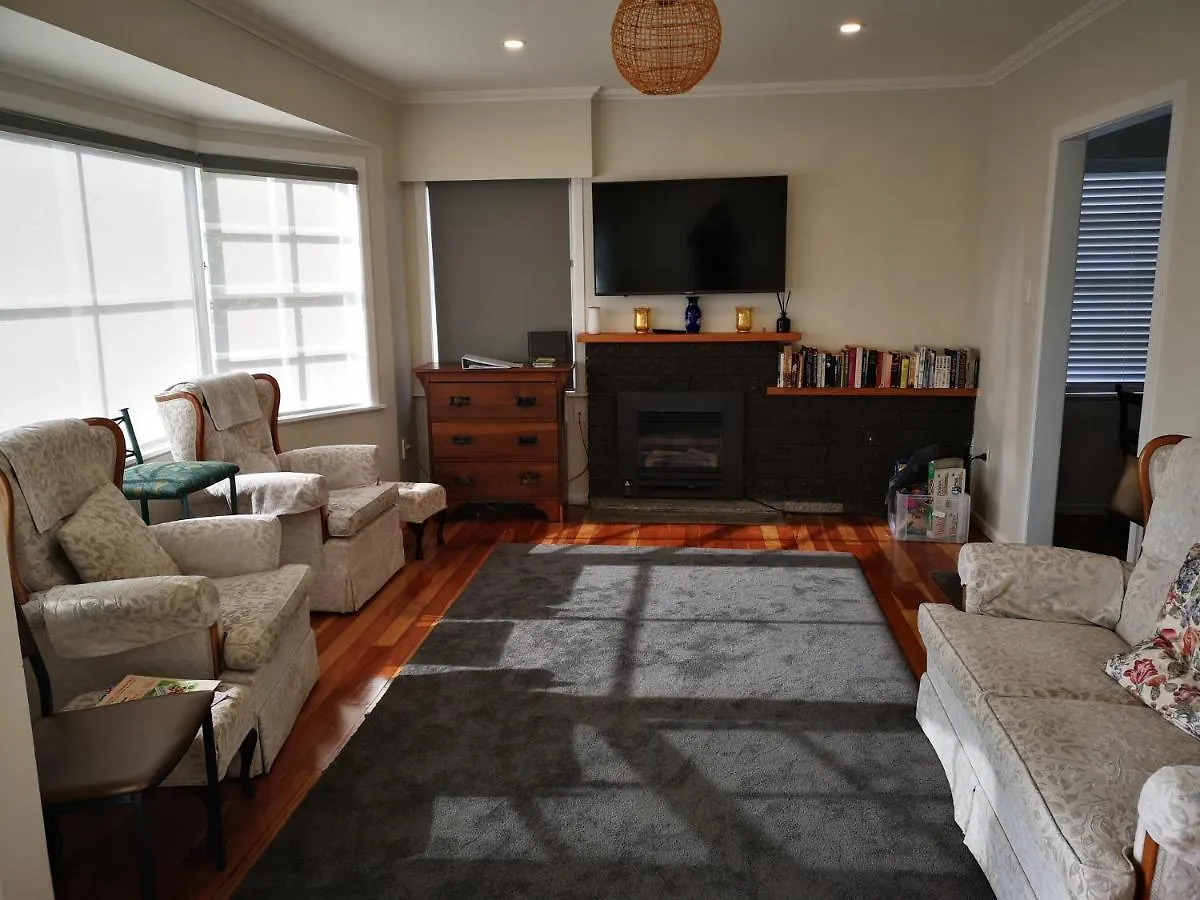 Cheerful 4 Bedroom Holiday Home Rotorua 0*,