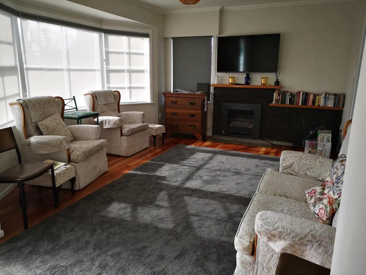 Cheerful 4 Bedroom Holiday Home Rotorua