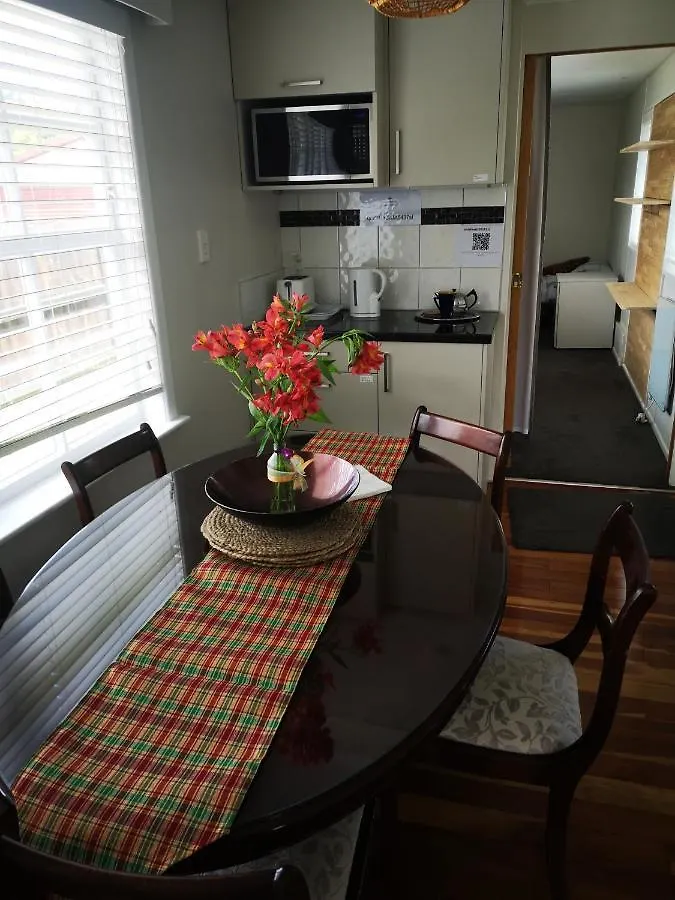 Cheerful 4 Bedroom Holiday Home Rotorua