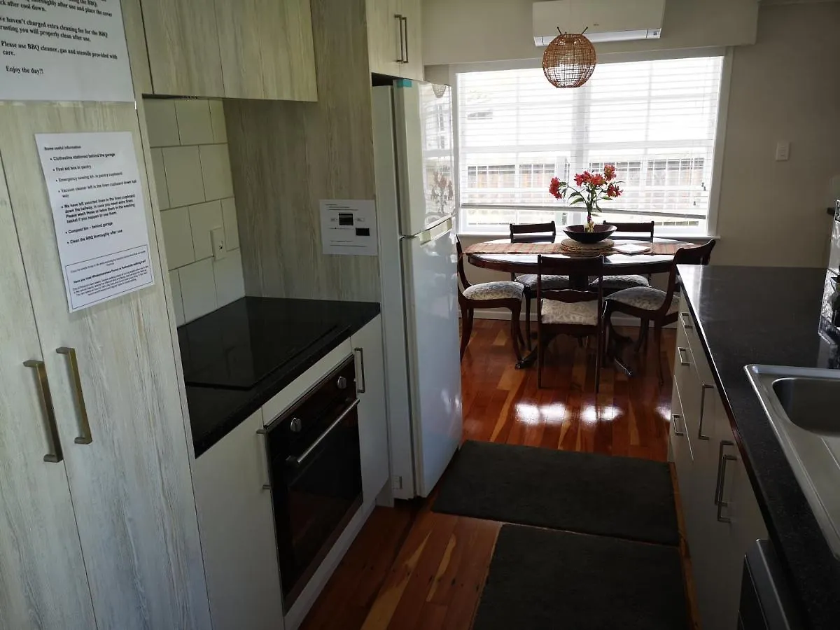 Cheerful 4 Bedroom Holiday Home Rotorua