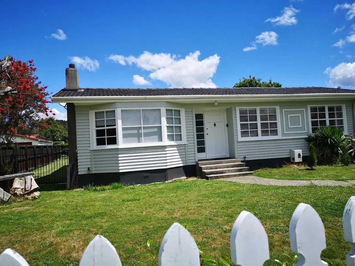 Cheerful 4 Bedroom Holiday Home Rotorua